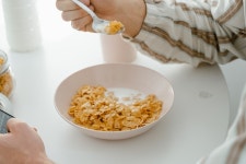 우리가 아침 식사를 가볍게 먹는 이유는 무엇일까?