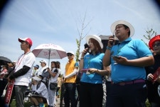 [포토-SK텔레콤] 코스 설명을 하고 있는 도슨트 KPGA 써포터즈