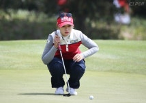 [포토-KLPGA] 롯데렌터카 여자오픈, 이정은6 버디 성공 캐디와 즐거운 하이파이브