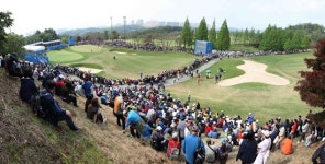 [포토-KLPGA] NH투자증권, 18번홀 그린 주변에 몰려든 구름 갤러리들
