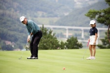 [포토-KPGA 볼빅 패밀리 골프대회] 6번홀 그린에서 할아버지 퍼팅을 보는 단젤라 샤넬