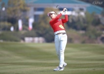 [포토-KLPGA] 롯데렌터카 여자오픈, 그린을 향해 쏘아올린 황율린과 박성원의 아이언샷