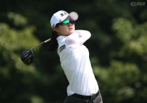 [포토-KLPGA] E1 채리티오픈, 티샷 전 바람을 확인하는 이승연과 캐디