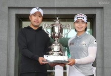 [포토-올포유-레노마] 캐디와 우승 기쁨을 함께 하는 임희정