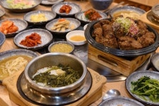 단양 떡갈비 맛집 가연, 지역 특산물 마늘 활용한 한정식 인기