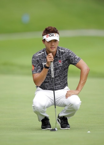 [포토-매경오픈] 시선을 집중해 퍼팅라인을 살피는 강경남과 이태희