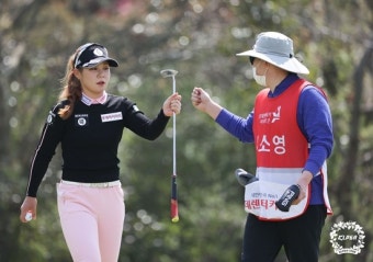 [포토-KLPGA] 롯데렌터카 여자오픈, 버디 성공 후 캐디와 기뻐하는 이소미ㆍ이소영 유해란