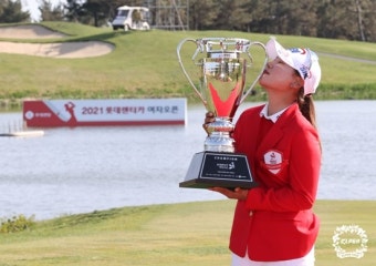 [포토-KLPGA] 롯데렌터카 여자오픈, 우승 트로피를 들고 캐디와 포즈를 취하는 이소미