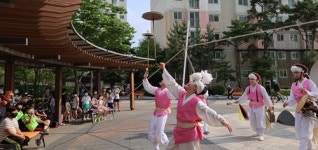신나는 예술여행, 어름산이 김민중의 줄타기 공연...지역 주민들로부터 큰 호응 받아