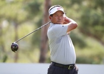 [포토-최경주 대회] 티샷 후 타구 방향을 바라보는 최경주