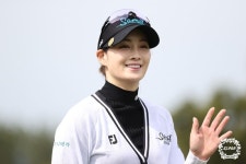 [포토-KLPGA 롯데렌터카] 티샷 후 이동하며 인사를 하는 박결