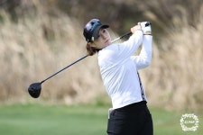 [포토-KLPGA 롯데렌터카] 티샷 후 이동하며 인사를 하는 박결