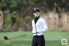 [포토-KLPGA 롯데렌터카] 티샷 후 이동하며 인사를 하는 박결