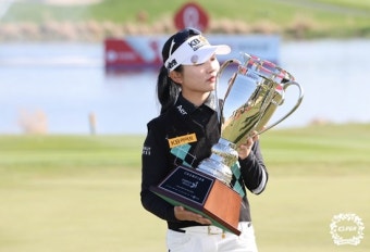 [포토-KLPGA 롯데렌터카] 우승 트로피를 들고 포즈를 취하는 이예원