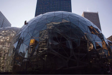 ‘거대기업 유치’ 경제효과에 드리운 그림자