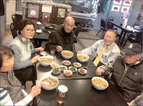 VA한인회, 노인대학 회원에 국밥 대접