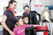 구세군 자선냄비에 따뜻한 온정을…