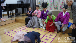 “세배하고 놀이도 즐기고”