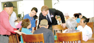 “페어팩스 발전 약속합니다” 맥케이 수퍼바이저회 의장 후보, 아가페 복지센터 방문