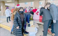 VA한인회, 노인아파트에 내복 250벌