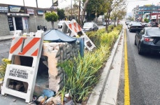 한인타운 상징 조형물 파손 방치