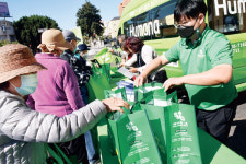 서울메디칼그룹 등 시니어들에 선물나누기