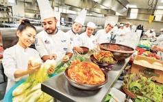 문화원 ‘한식 알리기’…대학 캠퍼스서 김치 시연