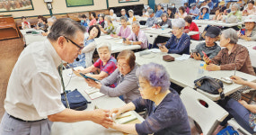 폭염도 잊은 시니어 센터 ‘배움의 열기’
