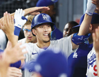 [화제] “한국 이름은 현수입니다”… 토미 에드먼 맹활약 ‘주목’