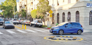 한인타운 등 사고방지 위한 비공식 횡단보도 ‘논란’