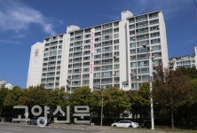 호수공원 가로수길 상가, 인근 주민과 보상액 줄다리기