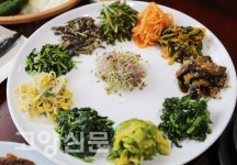 보리밥에 11가지 제철나물 비벼 뚝딱