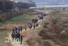 호수공원에서 북한산까지 30㎞ 걸었어요