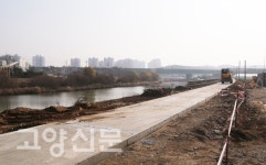 공릉천 강변 따라 송강 시가 흐르네