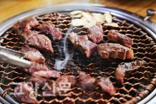 한번 맛보면 못 잊는 한우 맛… 육사시미, 숯불구이 전문