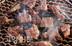 한번 맛보면 못 잊는 한우 맛… 육사시미, 숯불구이 전문