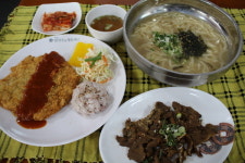 밭일 하다 달려가 먹는 칼국수와 돈가스, 값싸고 푸짐하네