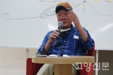 나의 연필은 내 삶의 육체성이 가득 차 있는 돌도끼다