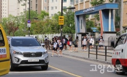 학교 앞 도로에 노상주차장… 학생 안전은 나몰라라