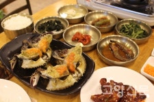 미식가 입맛 사로잡는 간장게장이 한 상 가득