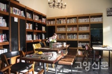 김이듬 시인, 호수공원 인근에 북카페 책방이듬 오픈