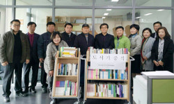 송산동 주민자치위, 가좌도서관에 도서 기증