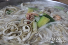 뽕잎·동충하초에 해물 듬뿍 칼국수, 맛도 건강도 으뜸