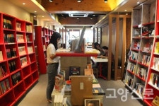 주교동 토박이 책방 원당서적이 돌아왔다