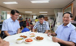 성석 이전(고봉7통)경로당 월례회의는 잔치다