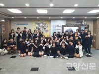 학교구성원들이 힘을 합쳐 작은소녀상을 설치하다