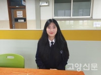 학교구성원들이 힘을 합쳐 작은소녀상을 설치하다