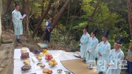 효자동 주민들의 평안을 기원하는 산신제 지내