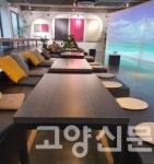 벽에는 푸른 파도, 창 너머 초록 숲… 그림·커피향 어우러진 갤러리카페