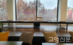 벽에는 푸른 파도, 창 너머 초록 숲… 그림·커피향 어우러진 갤러리카페